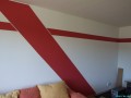 Ein Rundblick ums Wohnzimmer mit der roten Tapete. 2